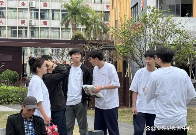 抖音视频:澳门2024正版资料王中王-高考物理结束后学生们喜形于色  第1张